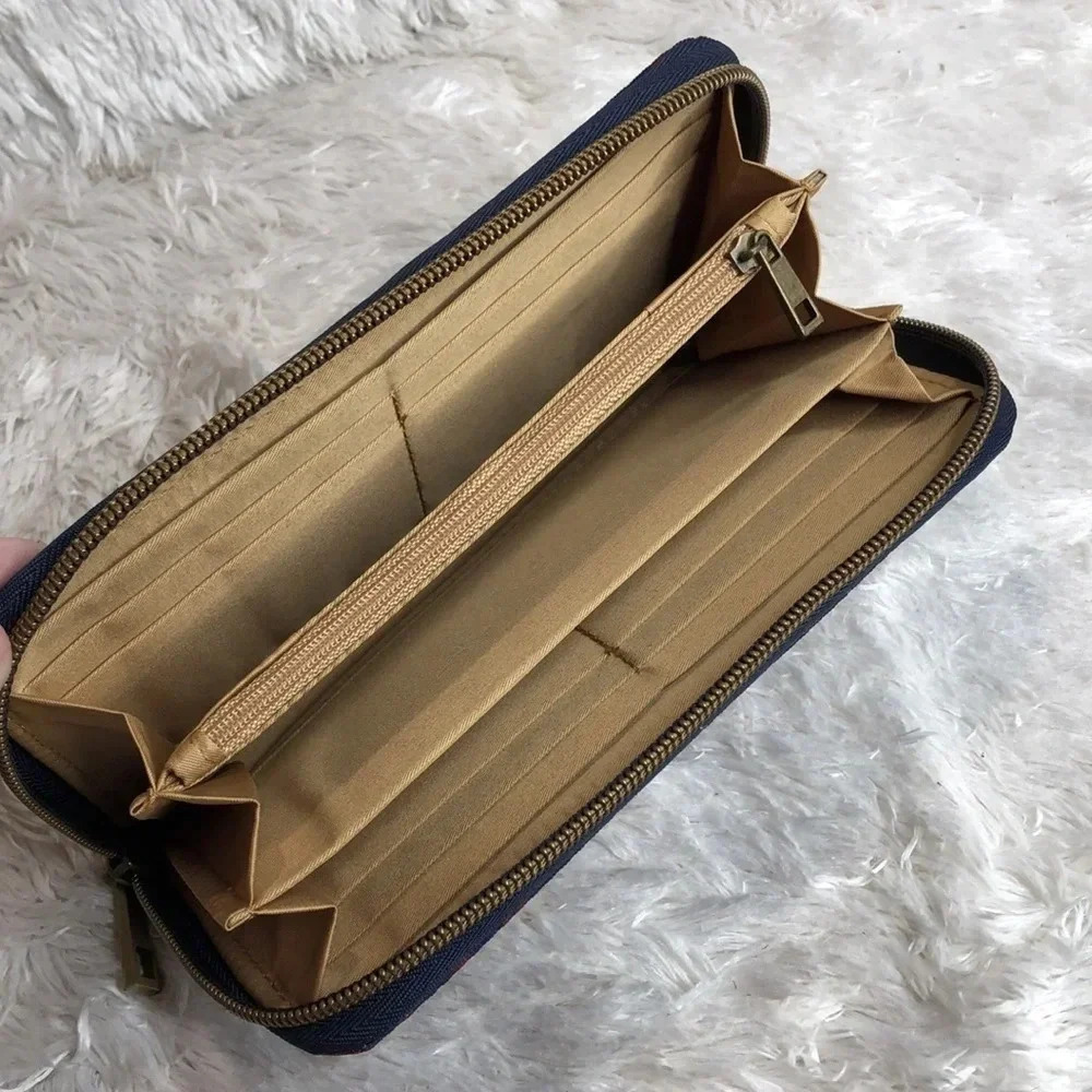 TRAVELON Abstract Travel Wallet - Picture 4 of 5